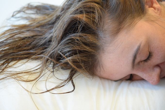 9 Reasons Why You Should NEVER Sleep With Wet Hair ...